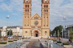 : Roman Catholic church or Co-Cathedral of Our Lady of Hungary (Romanesque Revival style, 1904 works) -  Kossuth Square, [[:en:Nyíregyháza|Nyíregyháza]], [[:en:Szabolcs-Szatmár-Bereg County|Szabolcs-Szatmár-Bereg County]], [[:en:Hungary|Hungary]].}}{{hu|1=:  Római katolikus templom (hivatalos nevén: Magyarok Nagyasszonya Társszékesegyház) Leírása: háromhajós, keresztházas, sokszögű szentélyzáródású, két impozáns toronnyal közrefogott épület. Neoromán stílusban 1902-1904 között épült Nagy Virgil tervei szerint. azonosító 8362 (törzsszám 9230). Balra plébánia épülete?- [[:hu:Szabolcs-Szatmár-Bereg megye|Szabolcs-Szatmár-Bereg megye]], [[:hu:Nyíregyháza|Nyíregyháza]], Kossuth tér 4.{{Monument Hungary|8362}}{{Object location|47|57|19.04|N|21|43|5.41|E|region:HU}}